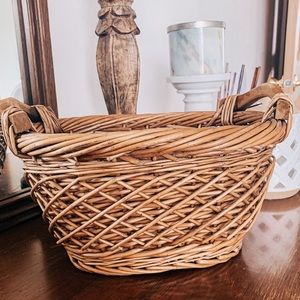 Wicker basket with wood handles 🌿